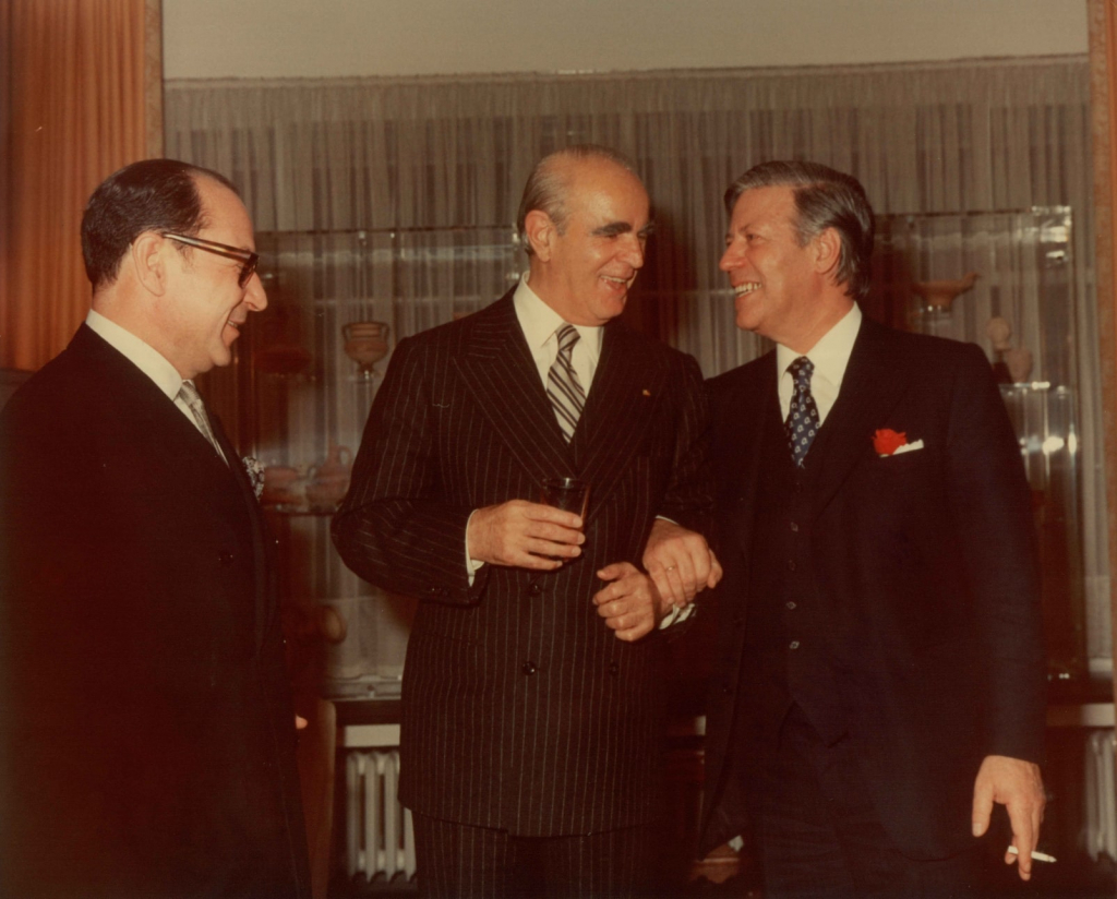 Ο Κωνσταντίνος Καραμανλής και ο καγκελάριος Σμιτ στην ελληνική πρεσβεία στη Βόννη, 16 Μαΐου 1975.