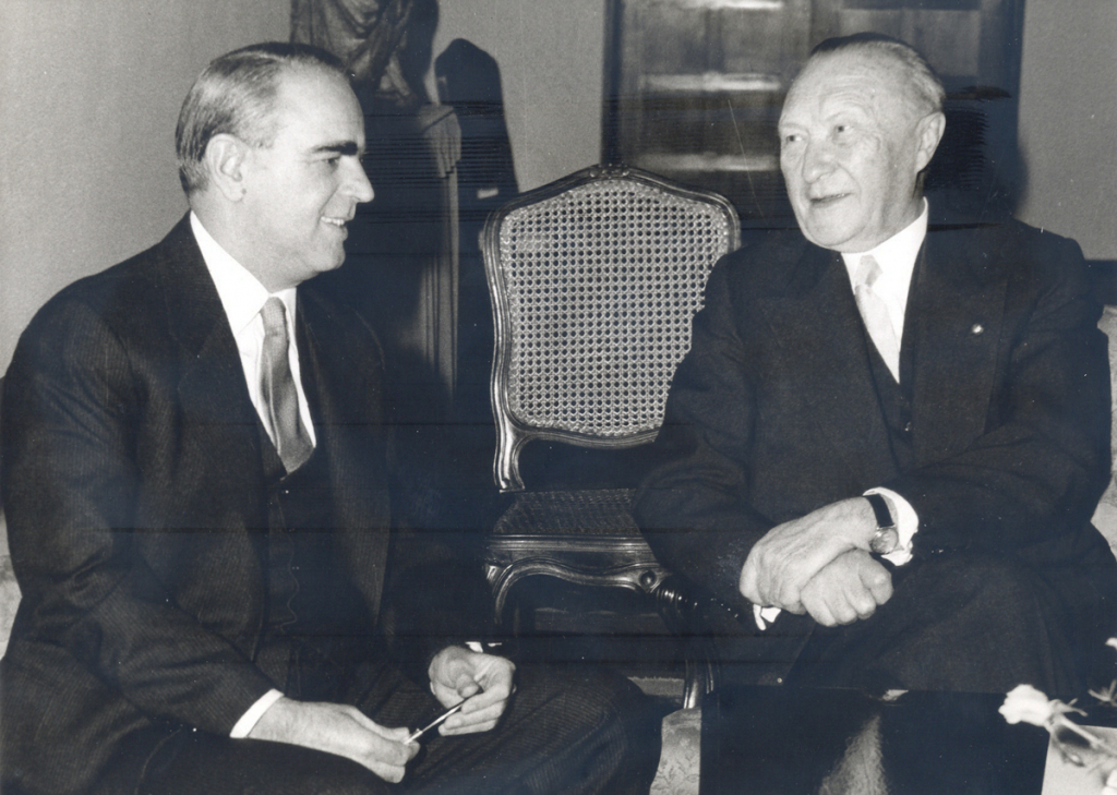 Ο Κωνσταντίνος Καραμανλής με τον Δυτικογερμανό καγκελάριο Konrad Adenauer στη Βόννη τον Νοέμβριο του 1958.