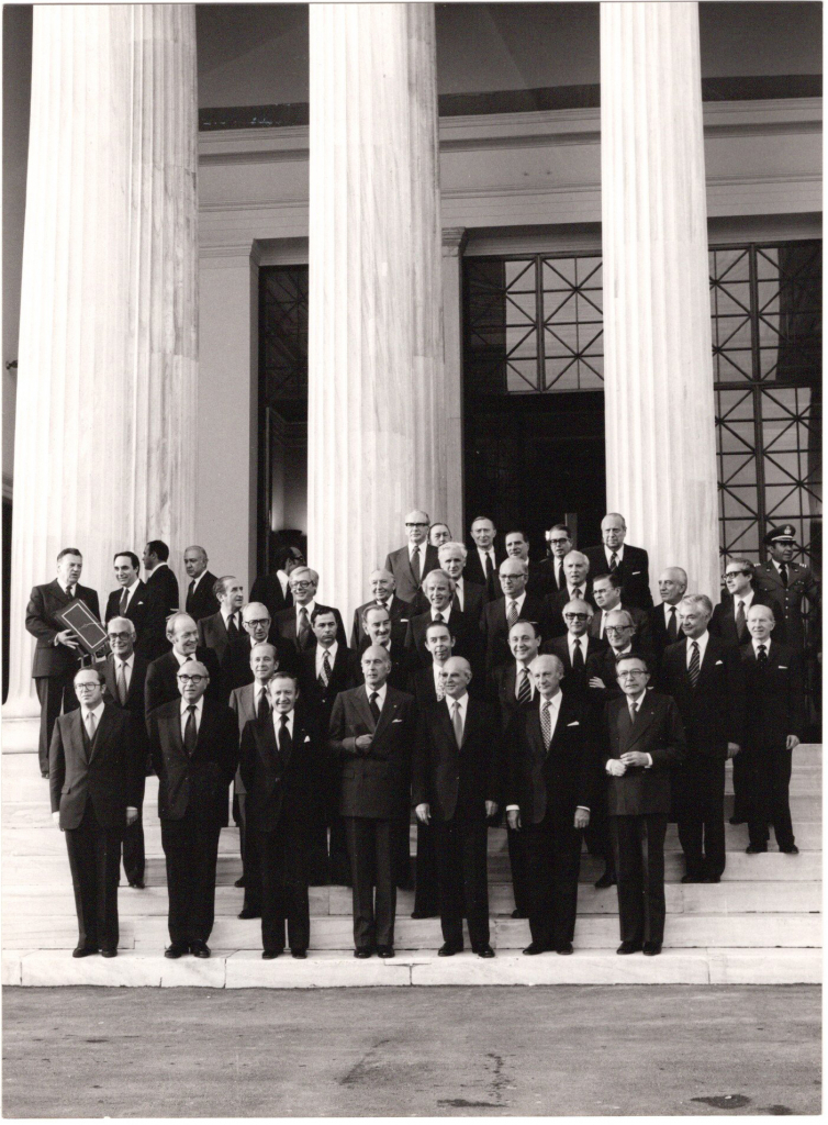Στις 28 Μαΐου 1979 υπεγράφη στο Ζάππειο Μέγαρο παρουσία των πρωθυπουργών και υπουργών Εξωτερικών των μελών της ΕΟΚ η Συνθήκη με την οποία η Ελλάδα γινόταν το δέκατο μέλος των Ευρωπαϊκών Κοινοτήτων.