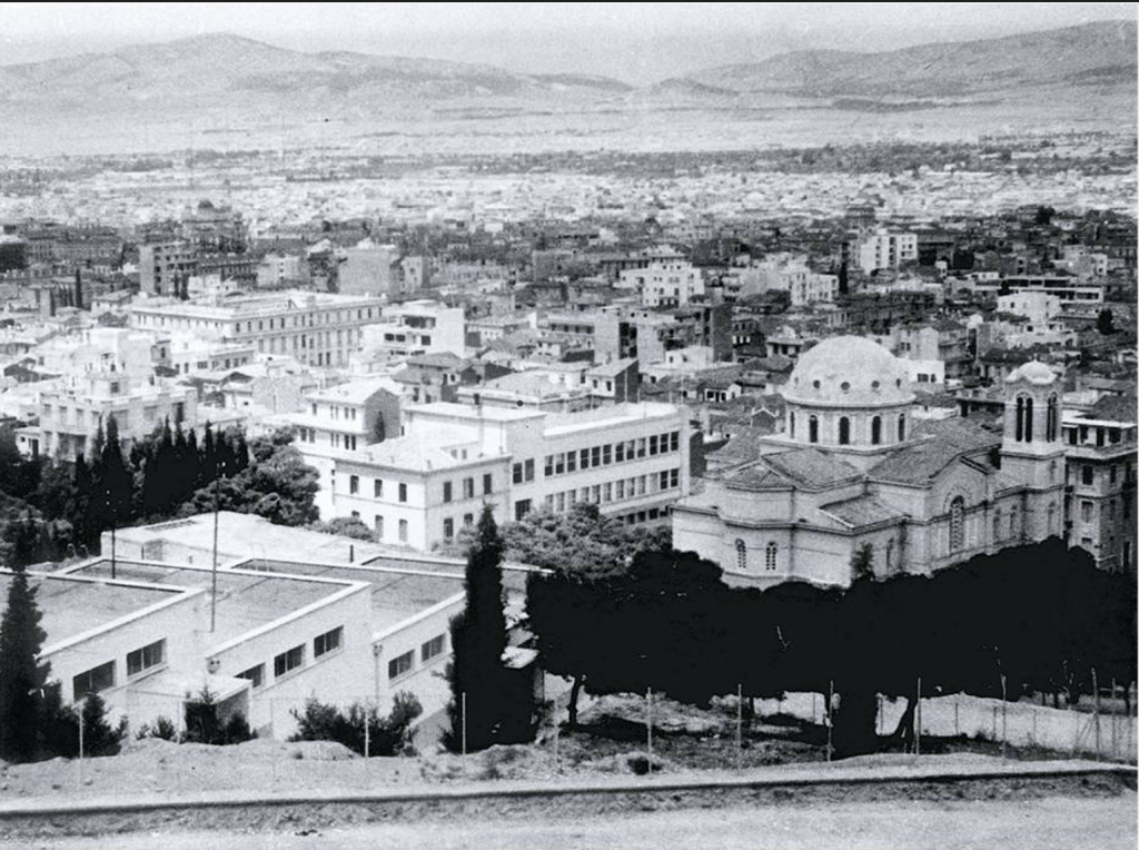Η περιοχή Πευκάκια στους πρόποδες του Λυκαβηττού στη δεκαετία του ’30. Αριστερά το δημοτικό σχολείο του Δημήτρη Πικιώνη, πιο κάτω τo πρώτο κτίριο της Γερμανικής Σχολής Αθηνών (αριστερά) και η μεσοπολεμική επέκταση των Διαμαντόπουλος και Eglau. 