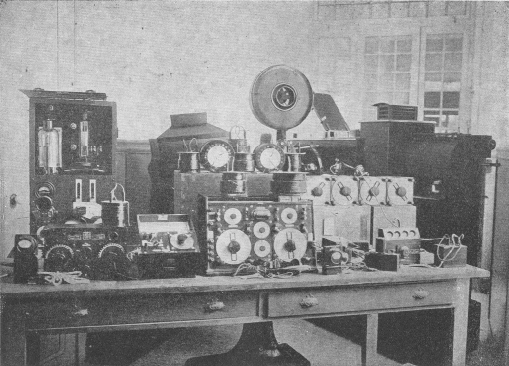 Das System für Telegrafie und Telefonie, im Hintergrund der Filmprojektor