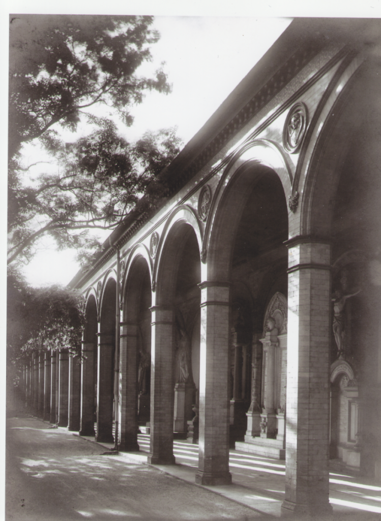 Alter Südlicher Friedhof, Blick auf den nordwestlichen Gang der Neuen Arkaden mit dem Grabmal Leo von Klenze, ca. 1935 (Foto: Stadtarchiv München)