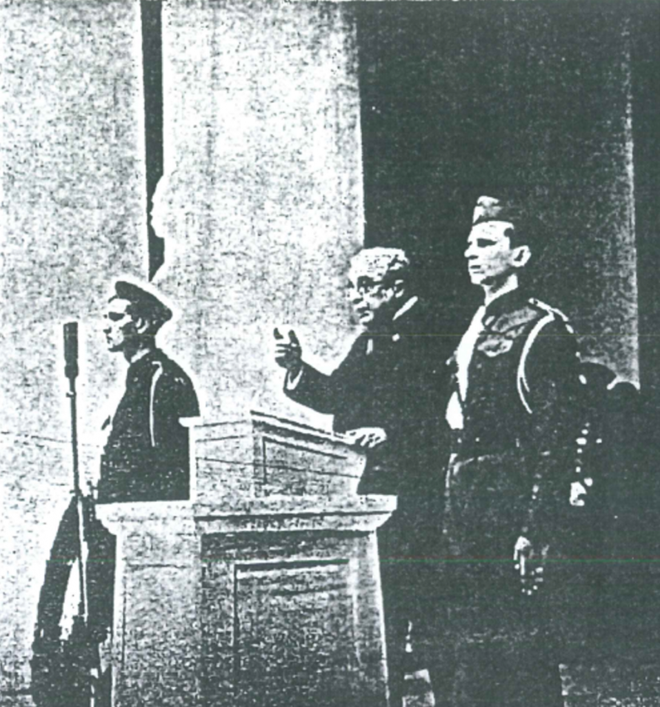 Ioannis Metaxas hält eine Rede, umgeben von den militärisch aufgestellten Mitgliedern der E.O.N.
